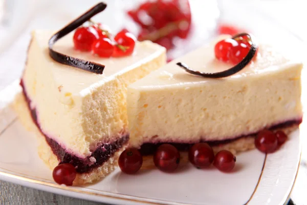 Smakelijke cheesecake met bessen op tafel close-up — Stockfoto