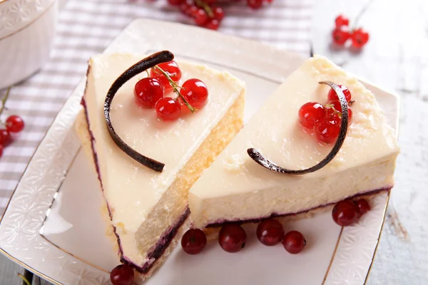 Smakelijke cheesecake met bessen op tafel close-up — Stockfoto