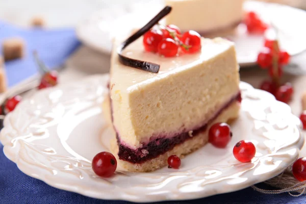 Välsmakande cheesecake med bär på bordet på nära håll — Stockfoto
