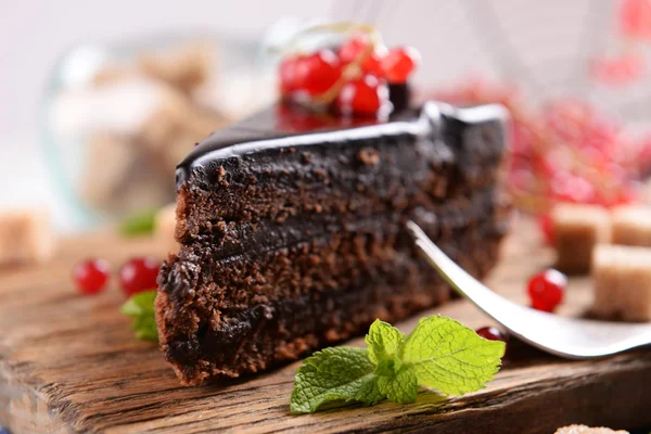 Sabroso pastel de chocolate con bayas en la mesa de cerca —  Fotos de Stock