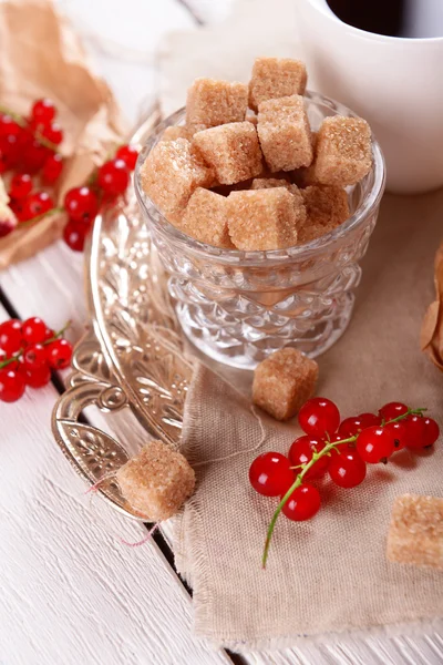 Glas Zucker mit Beeren auf dem Tisch aus nächster Nähe — Stockfoto