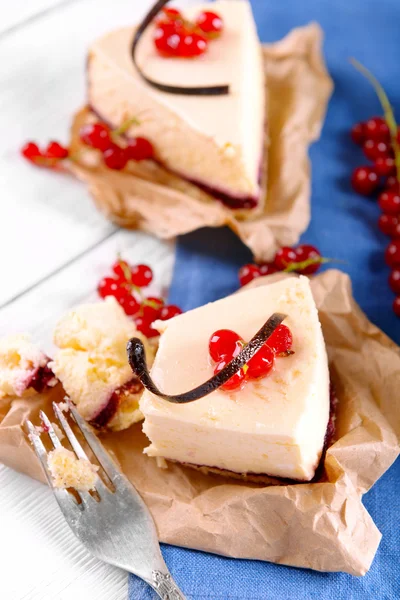 Smakelijke cheesecake met bessen op tafel close-up — Stockfoto