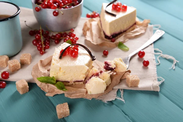 Smakelijke cheesecake met bessen en kopje thee op tafel close-up — Stockfoto