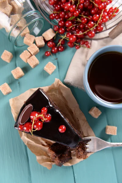 果実とテーブルの上の紅茶のカップでおいしいチョコレート ケーキをクローズ アップ — ストック写真