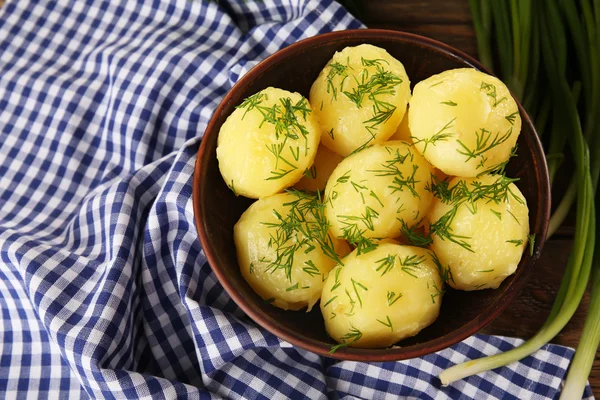 Las patatas cocidas con la verdura en la escudilla a la mesa se acercan — Foto de Stock