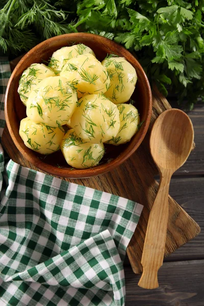 Las patatas cocidas con la verdura en la escudilla a la mesa se acercan —  Fotos de Stock