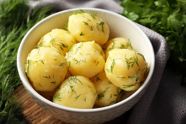 Vařené brambory s zelení v misce na stole zblízka — Stock fotografie