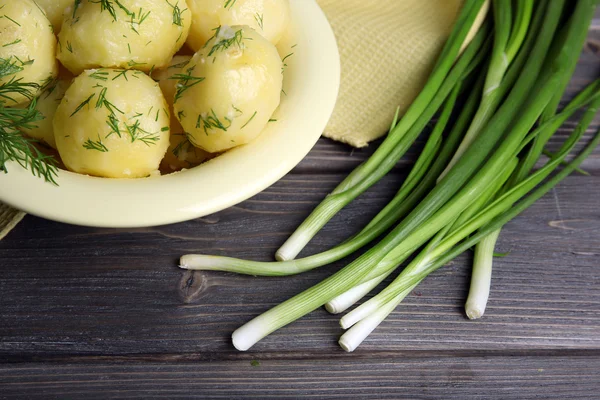 Gekochte Kartoffeln mit Gemüse in Schüssel auf dem Tisch in Großaufnahme — Stockfoto