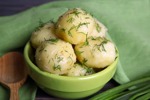 Boiled potatoes with greens in bowl on table close up — Stock Photo, Image