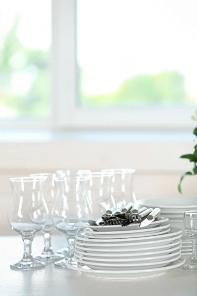 Schone borden, glazen en bestek — Stockfoto