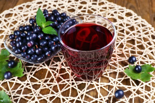 Jugo de grosella fresca con bayas en la mesa de cerca — Foto de Stock