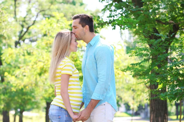 Mujer embarazada joven con marido — Foto de Stock