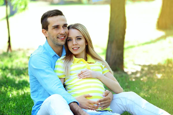 Ung gravid kvinna med make — Stockfoto