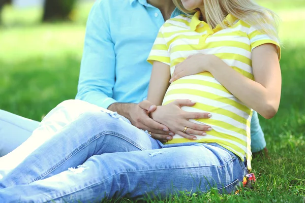 Junge schwangere Frau mit Ehemann — Stockfoto