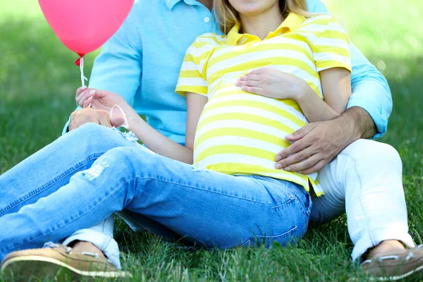 Junge schwangere Frau mit Ehemann — Stockfoto