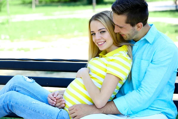 Junge schwangere Frau mit Ehemann — Stockfoto