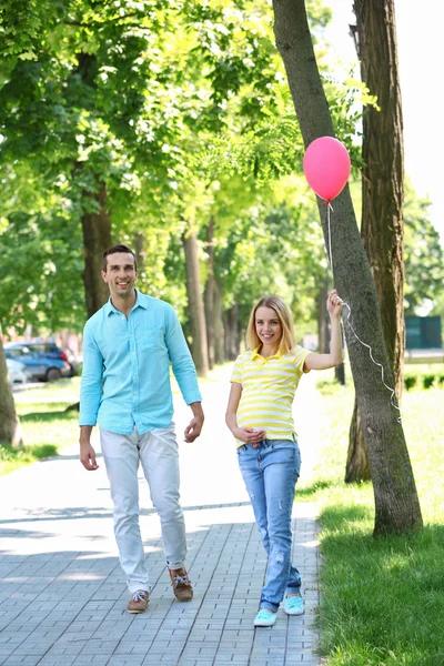 Junge schwangere Frau mit Ehemann — Stockfoto