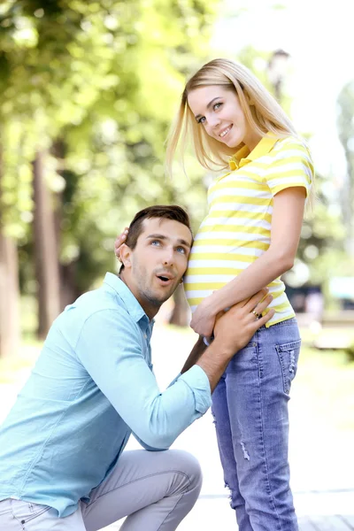Jovem grávida com marido — Fotografia de Stock