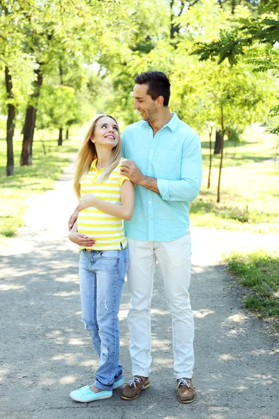 Junge schwangere Frau mit Ehemann — Stockfoto