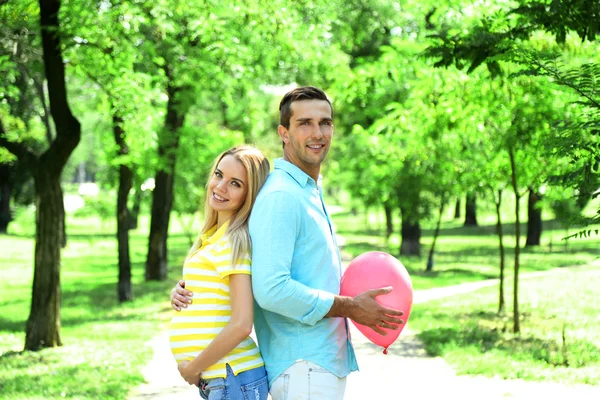 Junge schwangere Frau mit Ehemann — Stockfoto