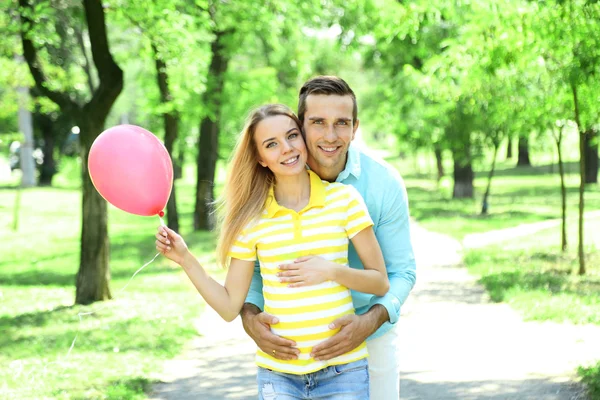 Junge schwangere Frau mit Ehemann — Stockfoto