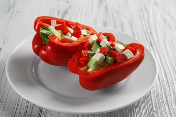 Fresh green salad in pepper on table close up — Stock Photo, Image