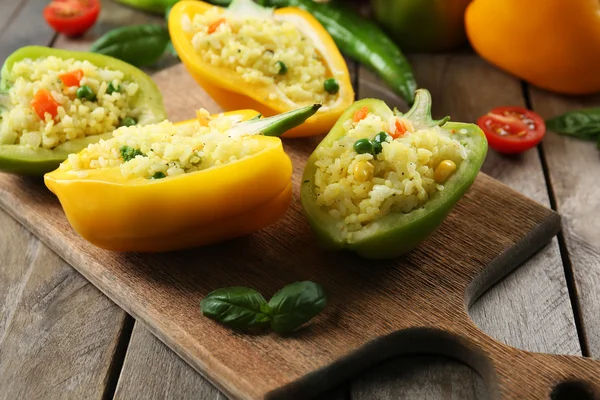 Gevulde paprika's met groenten op tafel close-up — Stockfoto