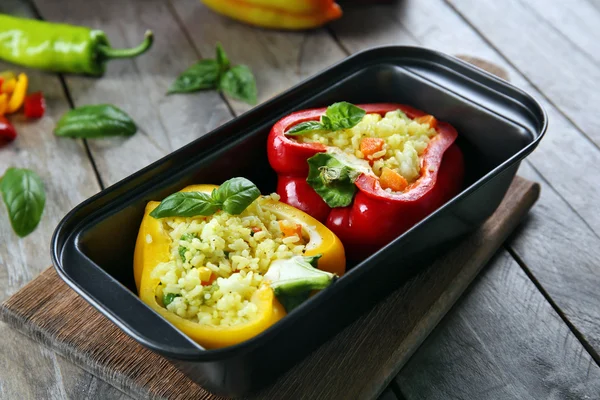 Peperoni ripieni con verdure in tavola da vicino — Foto Stock