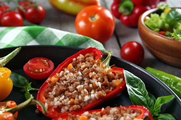 Gevulde paprika's met groenten op tafel close-up — Stockfoto