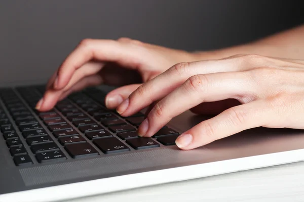 Hands typing on laptop — Stock Photo, Image