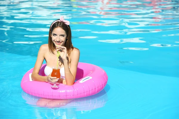 Vrouw genieten met Rubberring — Stockfoto