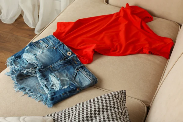 Jeans Shorts mit rotem T-Shirt — Stockfoto