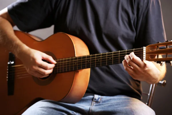 Músico tocando la guitarra acústica —  Fotos de Stock