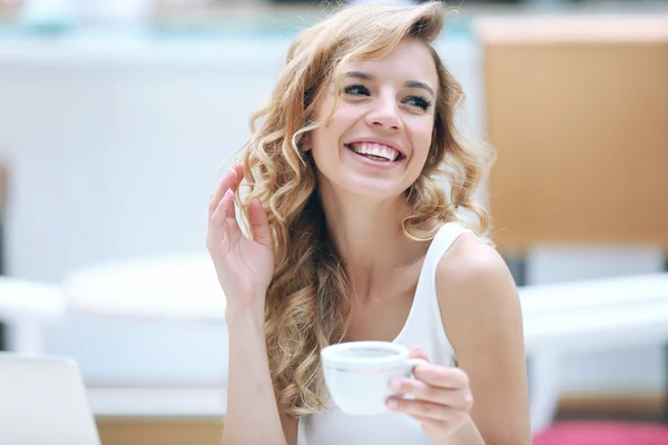 Frau trinkt Kaffee — Stockfoto