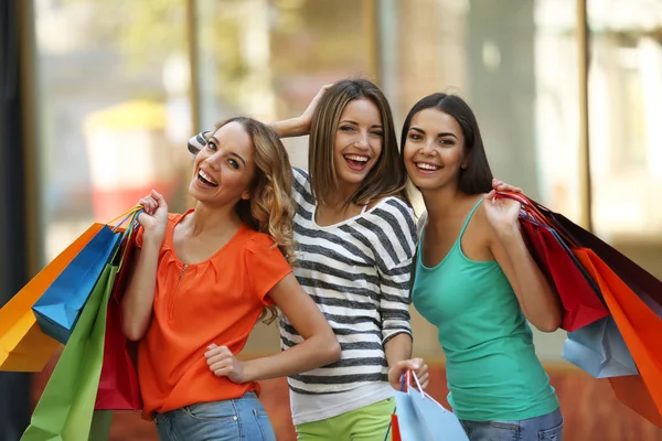 Mulheres com sacos de compras — Fotografia de Stock