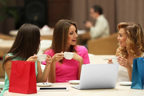 Mulheres com laptop no café — Fotografia de Stock