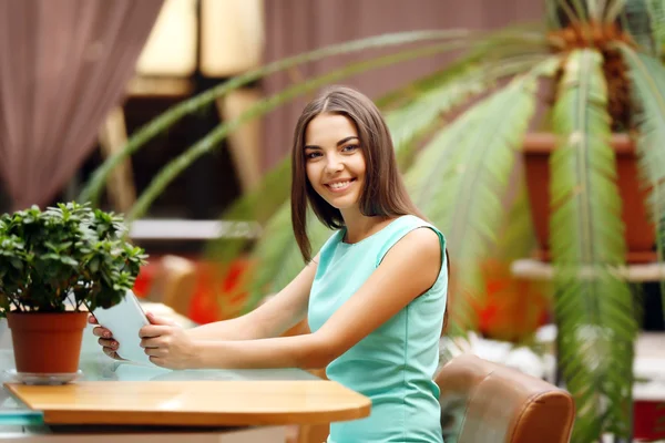 Mulher com tablet digital — Fotografia de Stock