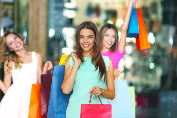 Jovens mulheres com sacos de compras — Fotografia de Stock