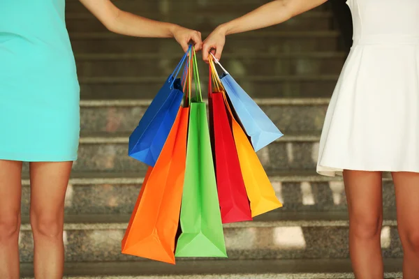 Mulheres com sacos de compras — Fotografia de Stock