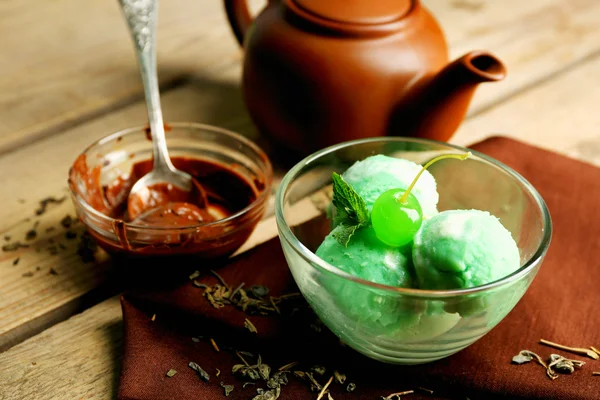 Домашнее мороженое из зеленого чая на темном деревянном фоне — стоковое фото