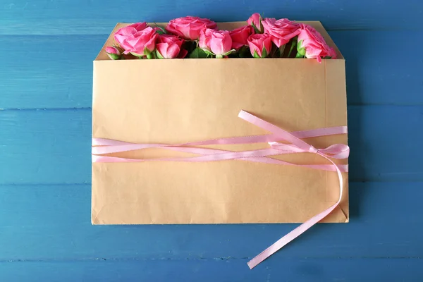 Beautiful roses in envelope — Stock Photo, Image