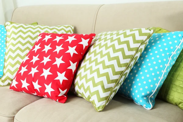 Cuscini colorati sul divano — Foto Stock