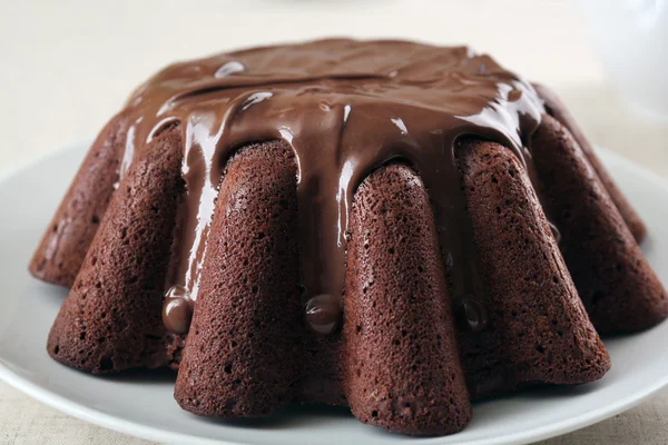 Bolo de chocolate saboroso com esmalte na mesa de perto — Fotografia de Stock