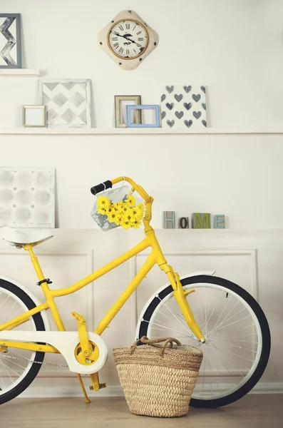 Gele retro fiets in een lichte kamer — Stockfoto