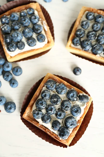 Tartas de arándanos frescos gourmet en la mesa — Foto de Stock