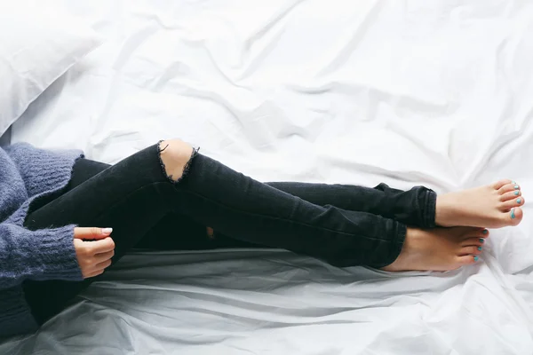 침대에 청바지 여자 — 스톡 사진
