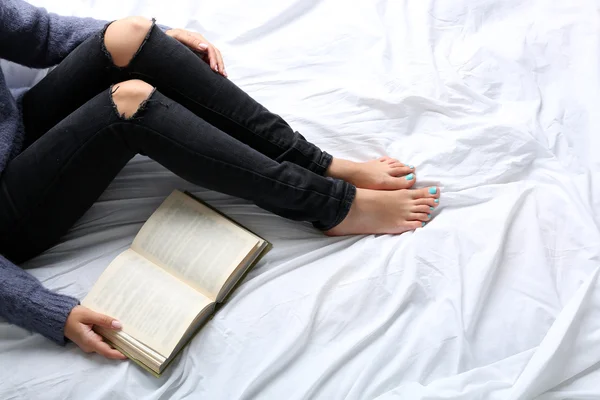 Femme en jeans sur le lit — Photo