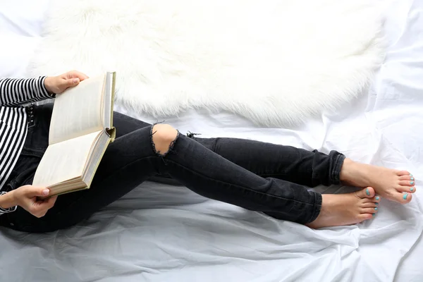 Mujer en jeans en la cama —  Fotos de Stock