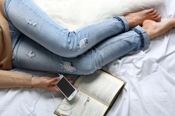 Mulher de jeans na cama — Fotografia de Stock