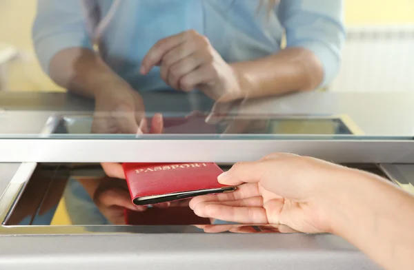 Mujer comprando entradas —  Fotos de Stock